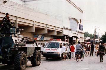 Νεαροί Φιλιππινέζοι πέταξαν χειροβομβίδα εναντίον πλήθους που παρακολουθούσε συναυλία