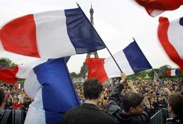 Στην τελική ευθεία μπαίνουν οι δύο αντίπαλοι των γαλλικών προεδρικών εκλογών