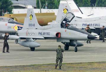 Ένας νεκρός και 19 τραυματίες από συντριβή μαχητικού αεροσκάφους στη Μανίλα