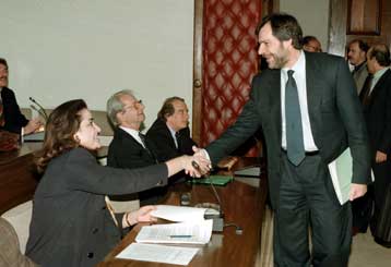 Για τον κώδικα δεοντολογίας διασταύρωσαν τα ξίφη τους Μπακογιάννη και Παπουτσής