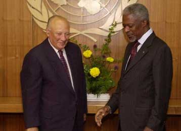 Στην Κύπρο ο Γενικός Γραμματέας του ΟΗΕ Κόφι Ανάν για ώθηση των διμερών συνομιλιών