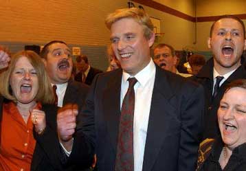 Τρεις έδρες κέρδισε το ακροδεξιό Βρετανικό Εθνικό Κόμμα στις δημοτικές εκλογές