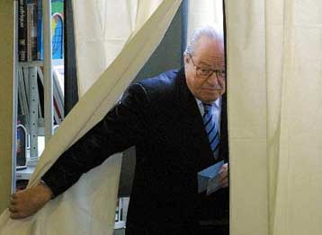 Μόνο με ποσοστό άνω του 30% θα νιώσει… ικανοποιημένος ο Ζαν Μαρί Λεπέν