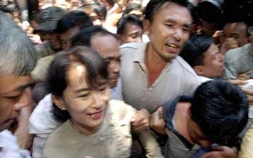 Η χούντα της Μιανμάρ απελευθέρωσε την ηγέτιδα της αντιπολίτευσης Αούνγκ Σαν Σου Κίι