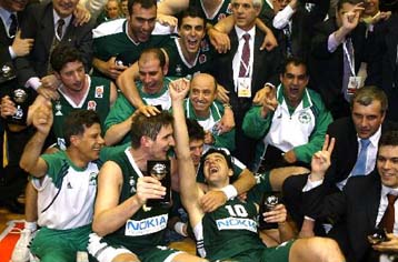 Αποθεώθηκαν οι παίκτες του Παναθηναϊκού κατά την επιστροφή τους στην Αθήνα