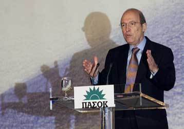 Βέβαιος ότι το ΠΑΣΟΚ θα κερδίσει τις εκλογές του 2004 ο Κώστας Σημίτης