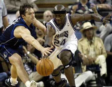 Ισοφάρισαν οι «Μαβς» νικώντας 110-102 τους Κινγκς