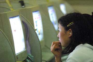 Λουκέτο σε 197 Internet cafe που δεν συμμορφώθηκαν προς τις υποδείξεις του Πεκίνου