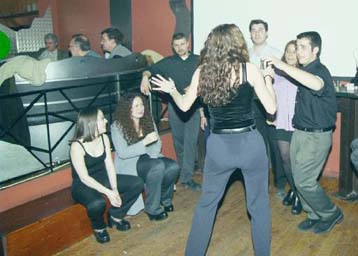 Οι Έλληνες προτιμούν τηλεόραση και τραγούδι – Λένε «όχι» σε βιβλία και σινεμά