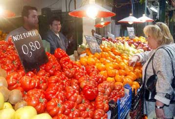 Οριακή πτώση του πληθωρισμού αναμένεται τον Απρίλιο