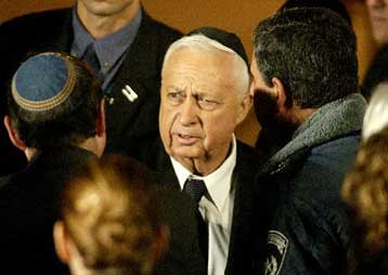 Τέλος στις τρομοκρατικές επιθέσεις διατάσσει ο Αραφάτ – Αντίποινα υπόσχεται ο Σαρόν