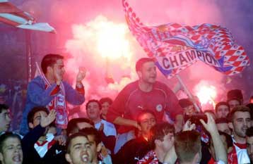 Κορυφώθηκε στον Πειραιά η ερυθρόλευκη φιέστα – «Παραφωνία» με επεισόδια στο αεροδρόμιο