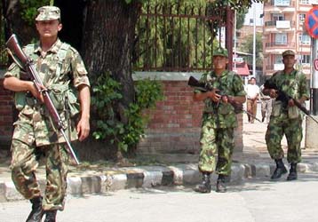 Εκατόμβες στις μάχες μεταξύ στρατού και ανταρτών στο Νεπάλ