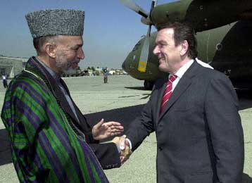 Την ανάγκη παράτασης της αποστολής της ISAF υπογράμμισε ο Σρέντερ από το Αφγανιστάν