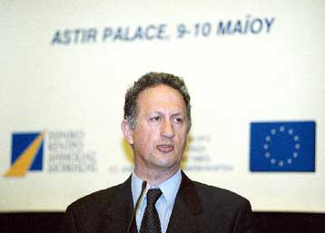 Μισθούς από 300.000 δρχ. έως 891.000 δρχ. στο Δημόσιο προτείνει η ΑΔΕΔΥ