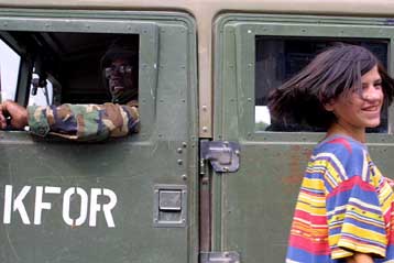 Κατά 12.000 άνδρες μειώνεται η ειρηνευτική δύναμη του ΝΑΤΟ στα Βαλκάνια