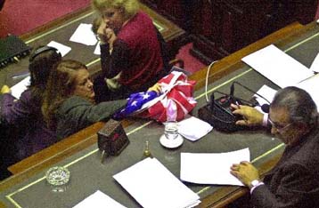 Με επεισοδιακό τρόπο εγκρίθηκε από τη Γερουσία της Αργεντινής νομοσχέδιο-όρος του ΔΝΤ