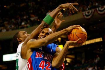 Το 2-1 έκαναν οι Σέλτικς επί των Πίστονς – Νίκη και για τους Λέικερς επί των Σπερς