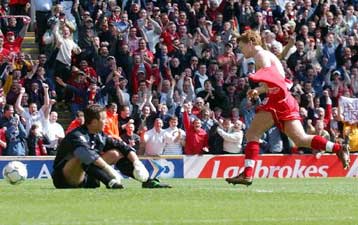 Και τυπικά νταμπλούχος η Αρσεναλ, δεύτερη η Λίβερπουλ, τρίτη η Μάντσεστερ