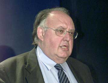 Επίθεση «κατά μέτωπον» από τον Θ. Πάγκαλο – Παρομοίασε τον Σημίτη με τον Ζοσπέν