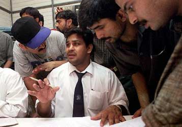 Τουλάχιστον οκτώ νεκροί και εκατό τραυματίες από εκτροχιασμό τρένου στη βόρεια Ινδία