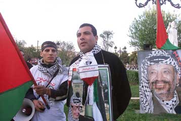 Πορείες αλληλεγγύης στους Παλαιστίνιους από μέλη επιτροπών ειρήνης και αθλητές