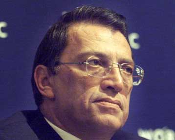 Ηπιότερη στάση στο Κυπριακό ζητά από τον Ντενκτάς ο Γιλμάζ