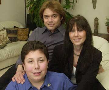 Με ένα τσιπ στον ώμο κυκλοφορούν πλέον τα μέλη τριμελούς οικογένειας από τη Φλόριντα