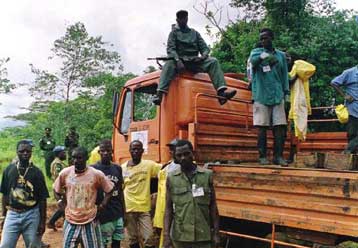 Σφοδρές μάχες κυβερνητικών δυνάμεων – ανταρτών σε απόσταση αναπνοής από τη Μονρόβια
