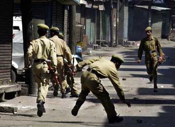 Τουλάχιστον 30 νεκροί σε νέα επίθεση ανταρτών στο ινδικό Κασμίρ