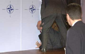 Ξαφνική λιποθυμία του Βέλγου υπουργού Εξωτερικών στο περιθώριο της συνεδρίασης του ΝΑΤΟ