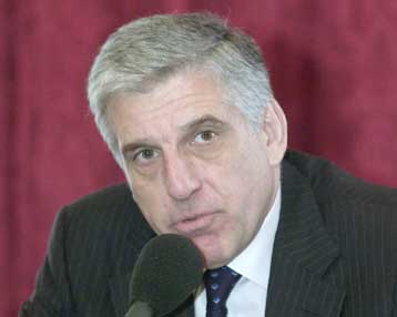 Δεν δεσμεύεται για λύση του θέματος του ευρωστρατού έως τον Ιούνιο ο Γ.Παπαντωνίου