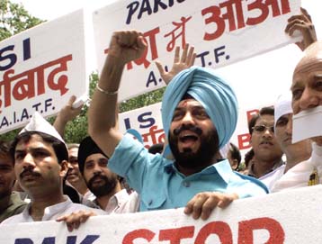 Η Ινδία κατηγορεί το Πακιστάν για την επίθεση στο Κασμίρ και απειλεί με αντίποινα