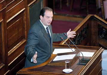 Δριμεία επίθεση εναντίον της κυβέρνησης από τον Κ.Καραμανλή στη Βουλή