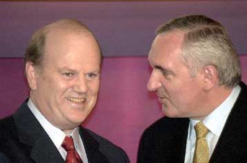 «Ξιφομαχούν» Αχερν και Νούναν δύο ημέρες πριν ανοίξουν οι κάλπεις στην Ιρλανδία