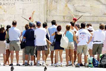 Συγκρατημένη αισιοδοξία για το φετινό κύμα τουριστών – Έρευνα ΙΤΕΠ