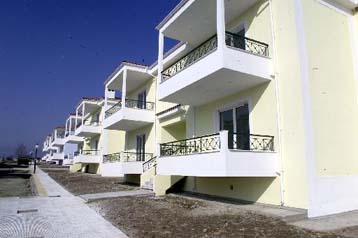 Στο τέλος του 2002 θα αποφασιστούν οι ανάδοχοι για την ενοικίαση κατοικιών για το 2004