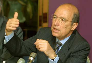 Διπλό «όχι» για ευρωστρατό και Κυπριακό θα πει ο Κ.Σημίτης στην Κυβερνητική Επιτροπή