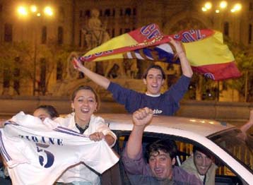 Με επεισόδια, δακρυγόνα και συλλήψεις «πανηγύρισε» η Μαδρίτη την επιτυχία της Ρεάλ