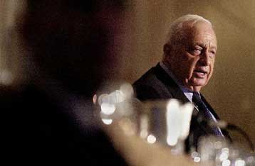 Η Δύση να διορίσει παλαιστινιακή μεταβατική κυβέρνηση, διαμηνύει και πάλι ο Σαρόν