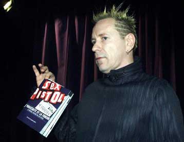 Οι Sex Pistols «γιορτάζουν» τα 50 χρόνια της βασίλισσας Ελισάβετ στον βρετανικό θρόνο