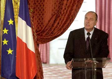 Κατά των εμπορικών μέτρων των ΗΠΑ τάσσεται ο Ζακ Σιράκ