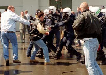 Περισσότεροι από 1.000 Αγγλοι χούλιγκανς δεν θα πάνε στο Μουντιάλ