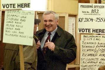 Στον Ιρλανδό πρωθυπουργό Μπέρτι Αχερν «δίνουν» την εκλογική νίκη τα πρώτα exit polls