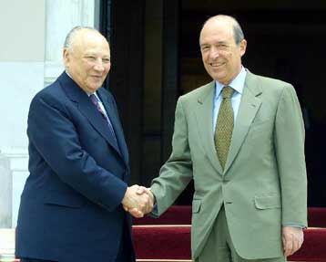 Σκληρή γλώσσα από Τζεμ για το Κυπριακό – Όλα τα πιθανά σενάρια εξετάζει η Λευκωσία