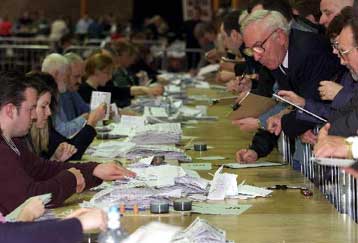 Παραιτήθηκε ο αρχηγός της αντιπολίτευσης στην Ιρλανδία – Νίκη των Κεντροδεξιών