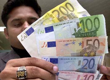 Πάνω από τα 92 σεντς το ευρώ, με τις αγορές να είναι διστακτικές έναντι του δολαρίου