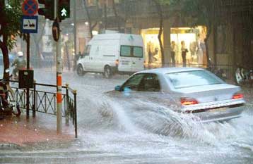 Κυκλοφοριακό και υπόγειοι χώροι οι «στόχοι» της ξαφνικής νεροποντής την Τρίτη