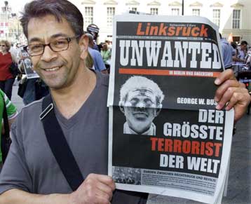 Χιλιάδες Γερμανοί ξεχύθηκαν στο Βερολίνο, διαμαρτυρόμενοι κατά του Μπους