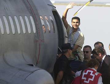 Έφτασαν στην Αθήνα δύο από τους 13 Παλαιστίνιους που παρέμεναν στην Κύπρο